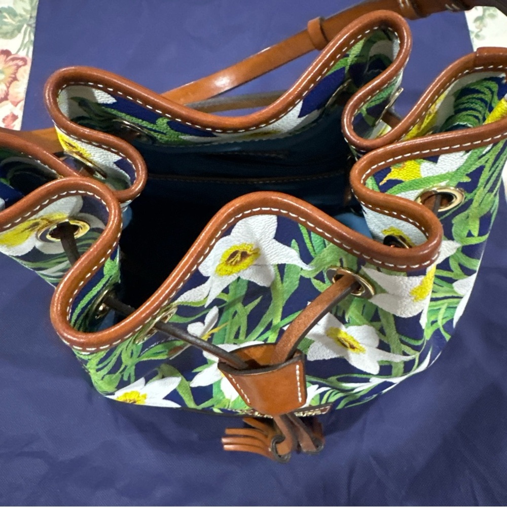 DOONEY and BOURKE Daffodil Drawstring Flower Floral Tassel Bucket Bag - Picture 4 of 10